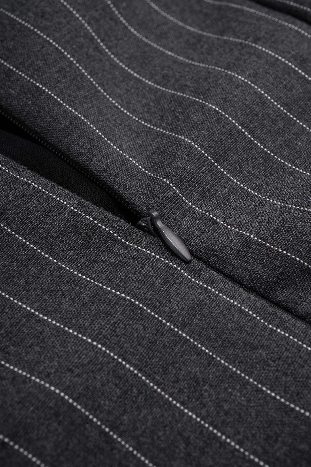 Gestreepte asymmetrische minijurk met ronde hals en ruches