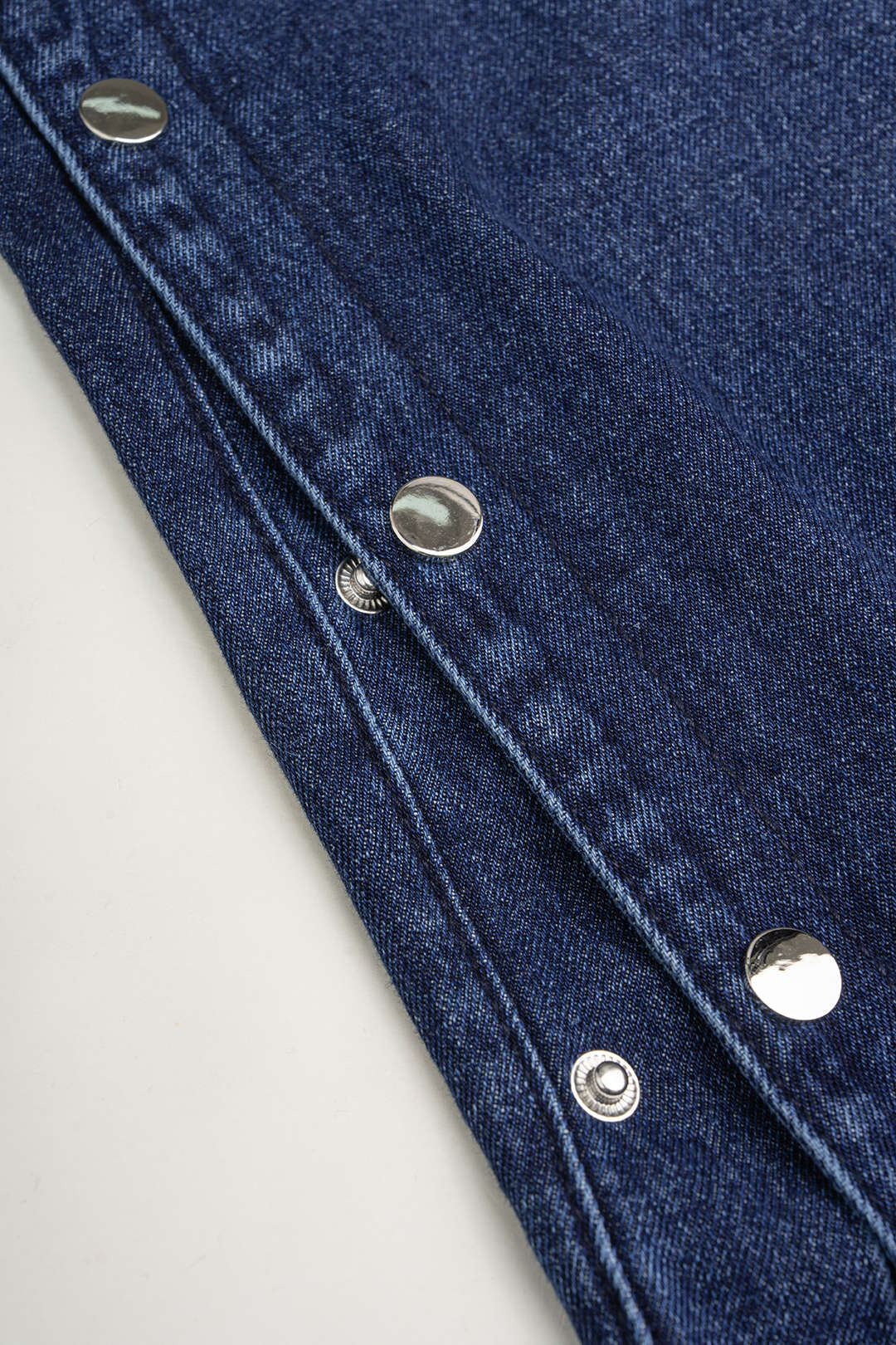 Jeans met knoopjes, hoge taille en split