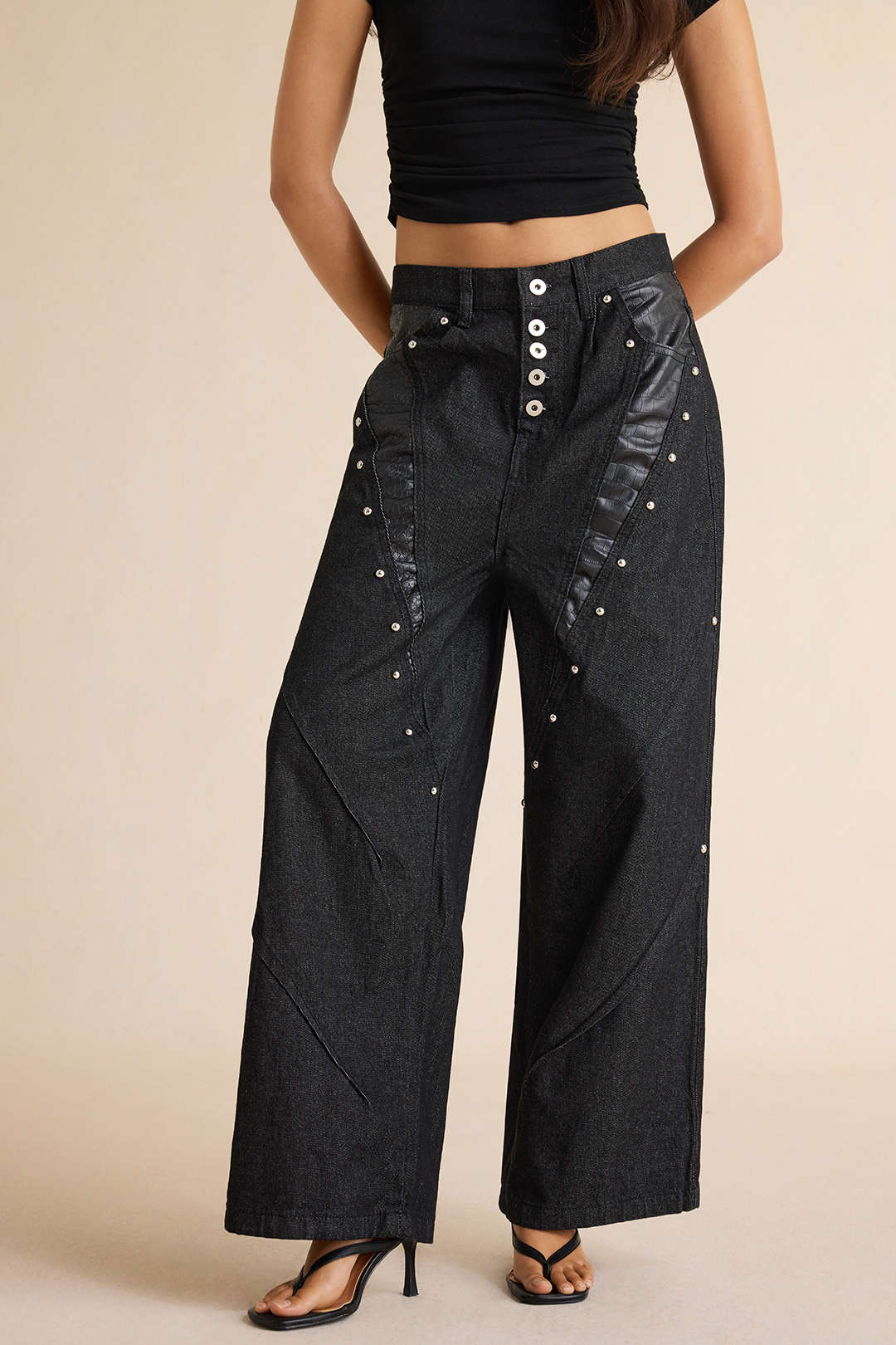 Patchwork jeans met studs en wijde pijpen