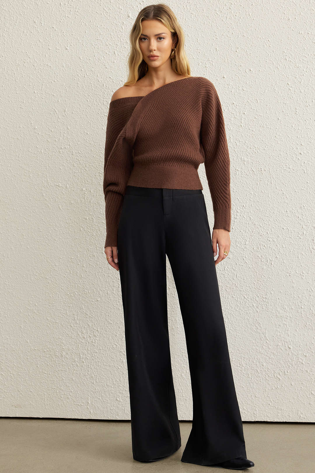 Romy - Gebreide asymmetrische top met één schouder en lange mouwen