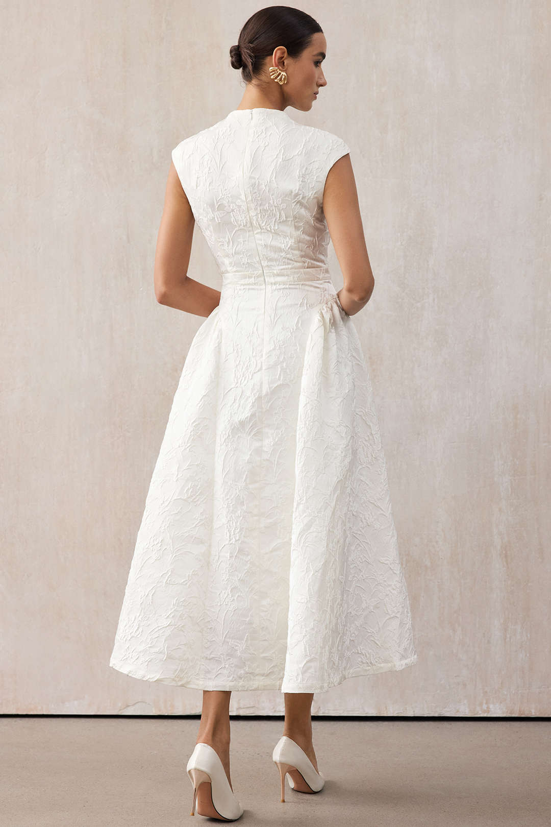 Jacquard metallic maxijurk met V-hals, knoopjes en ruches