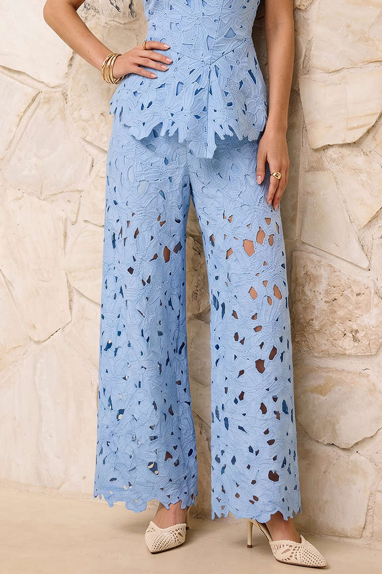 Broek met kant, uitsnijding en wijde pijpen