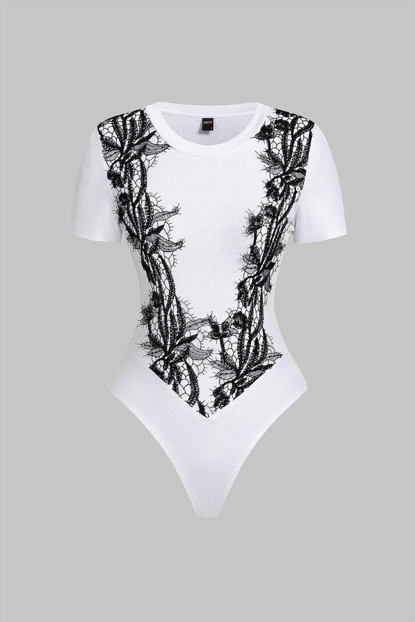 Patchwork body met kanten rand, ronde hals en korte mouwen