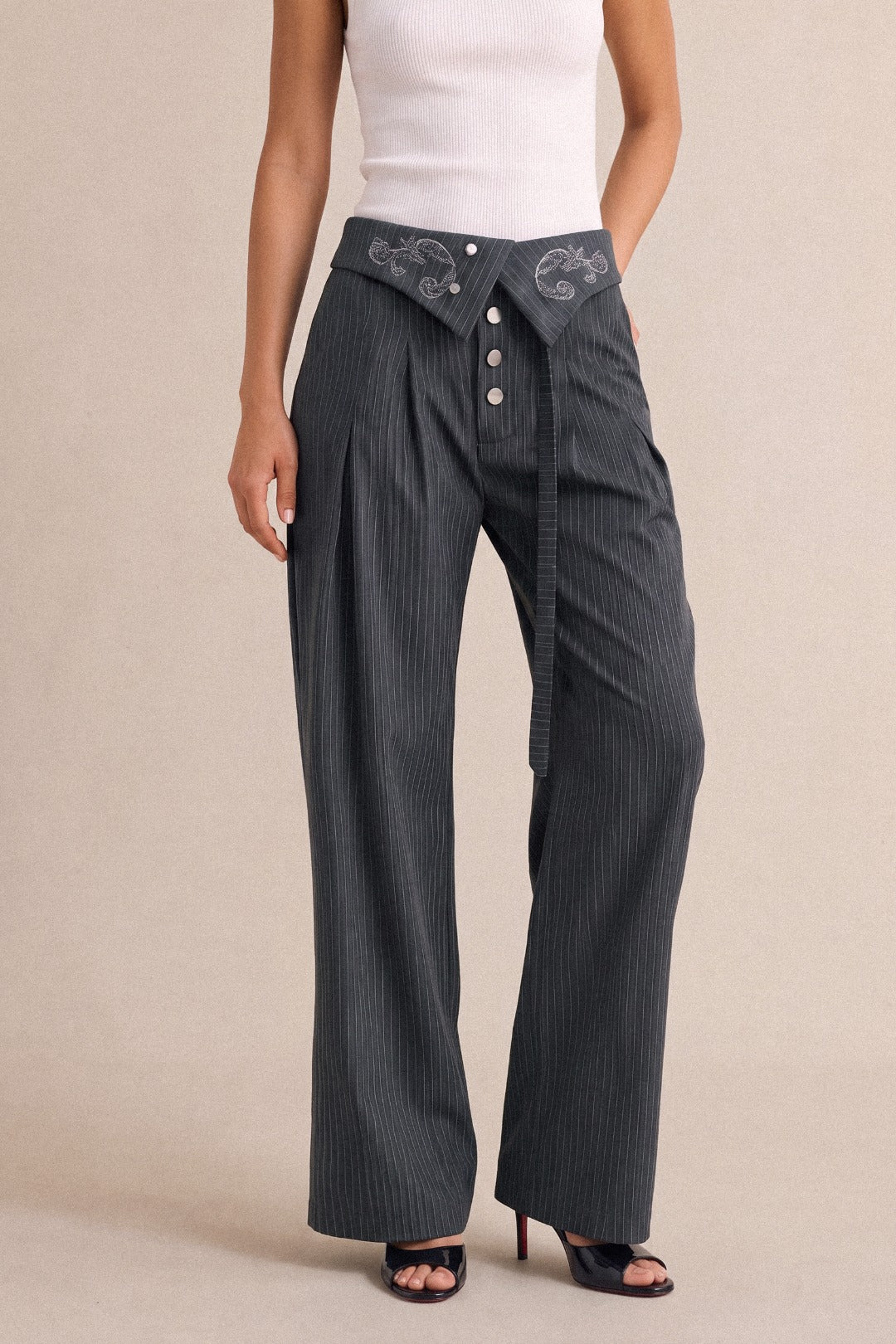 Gestreepte broek met borduursel en hoge taille