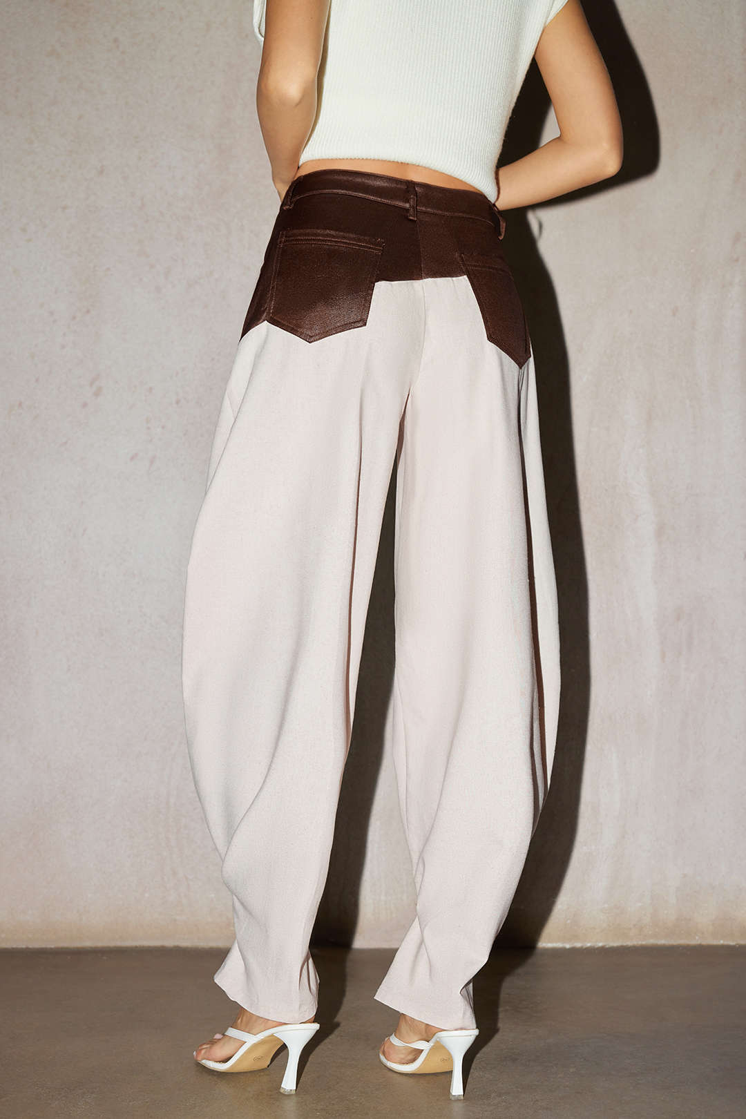 Leren-look patchwork pantalon met ruches en ballonmodel