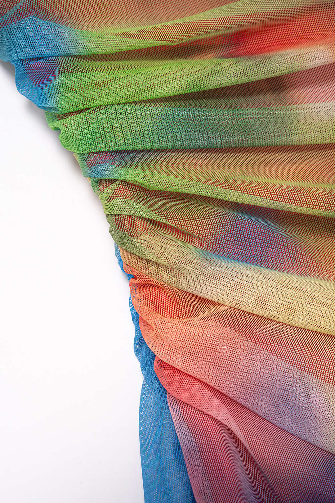 Abstracte print mesh maxijurk met kanten rand en ruches