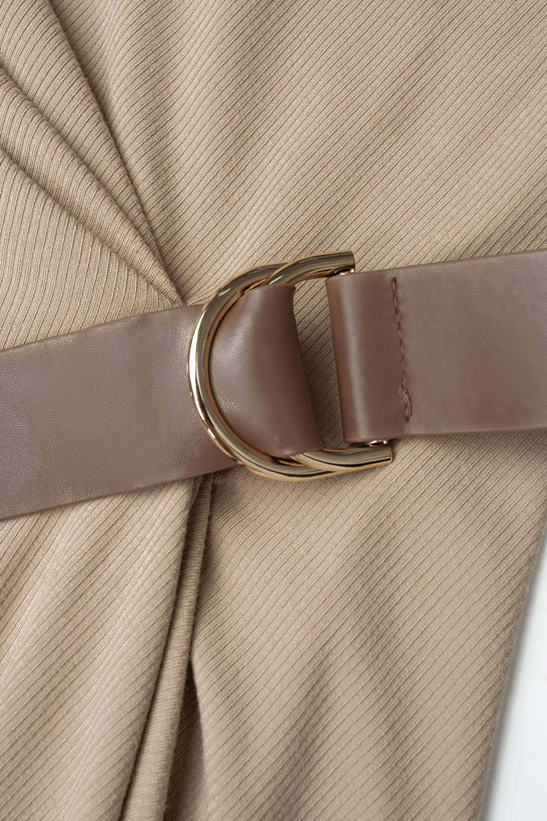Asymmetrische mouwloze midijurk met ronde hals en riem