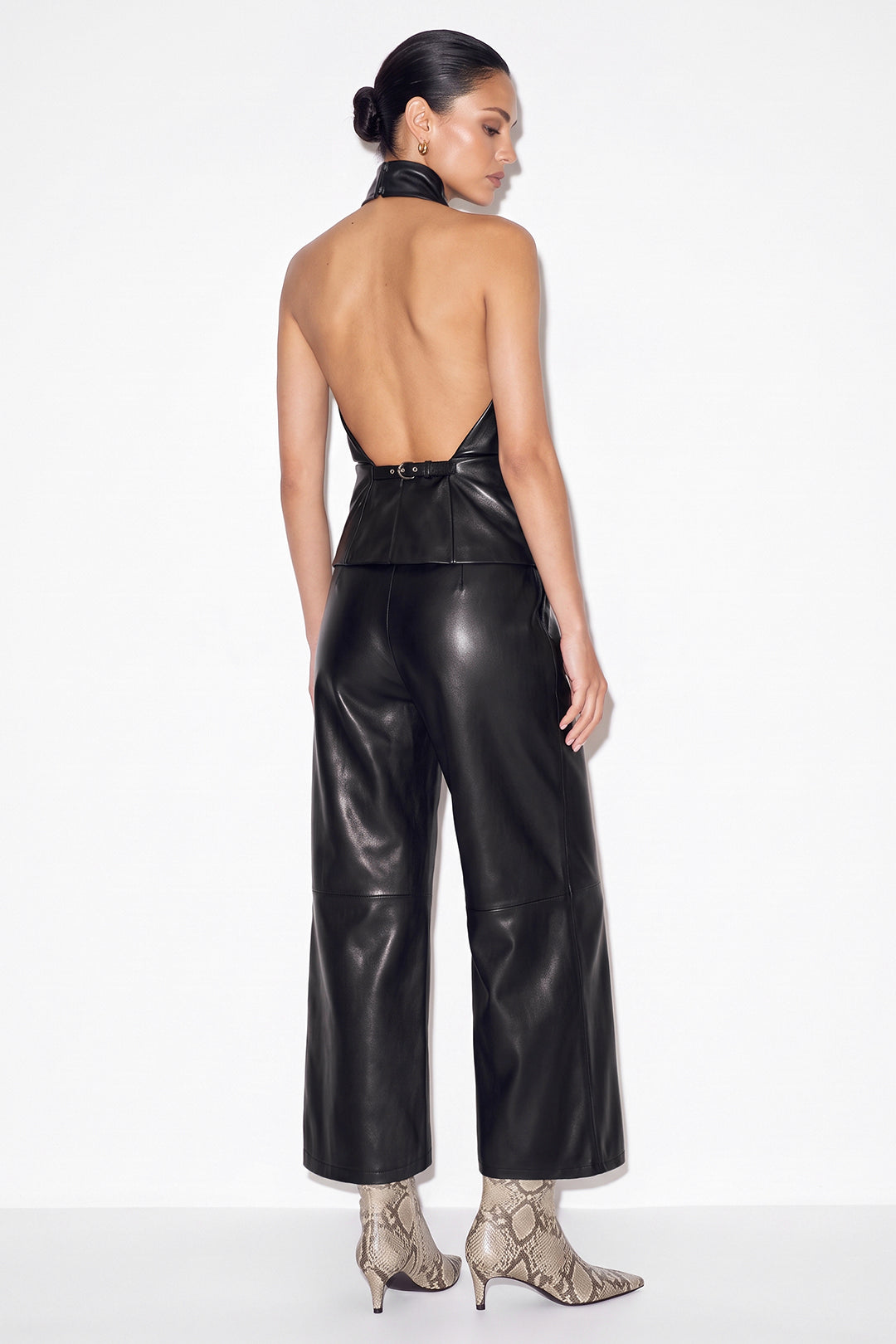 Kiki - Leren-look tanktop met halternek en open rug