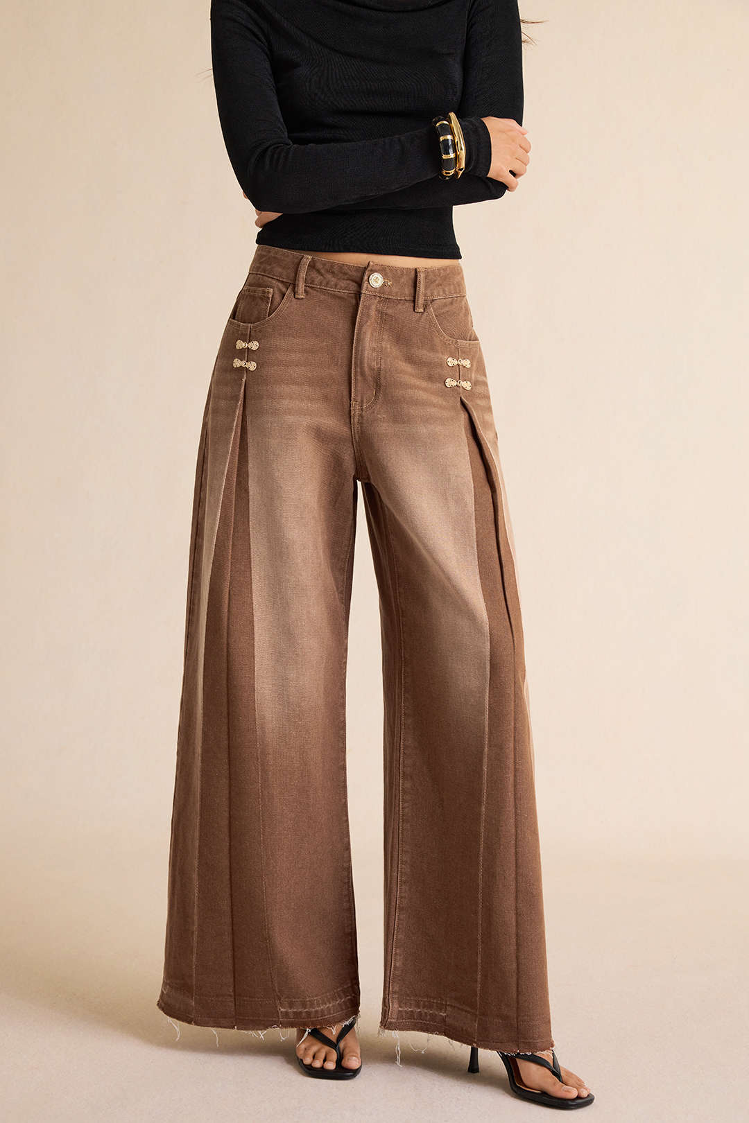 Metallic jeans met brandenburgsluiting en wijde pijpen