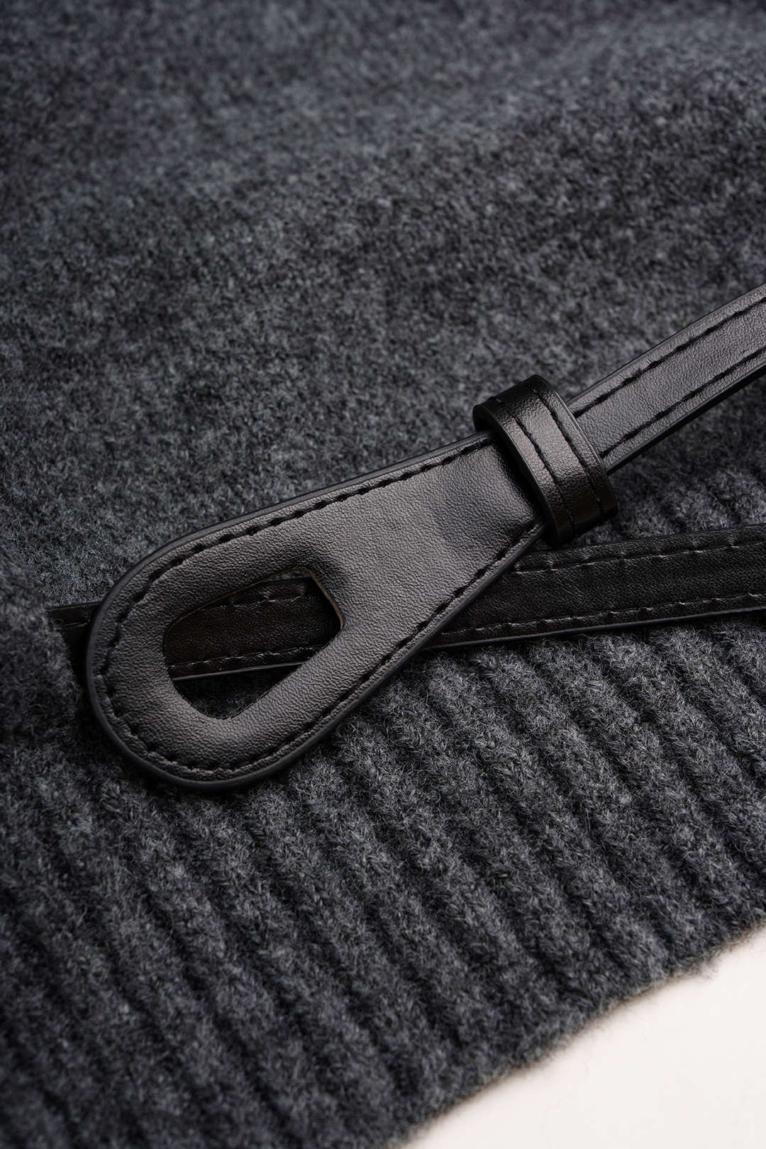 Gebreide broek met col, riem en korte mouwen