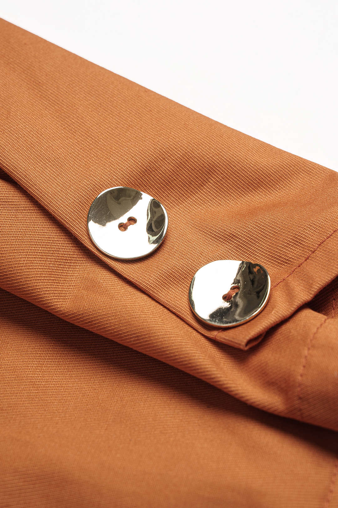 Effen broek met zakken, knoopjes en wijde pijpen