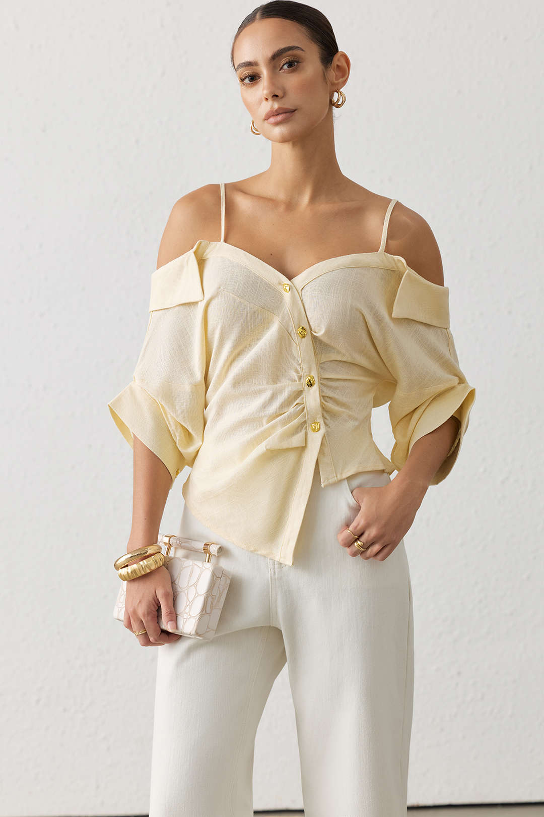 Linnen metallic blouse met knoopjes, ruches en korte mouwen