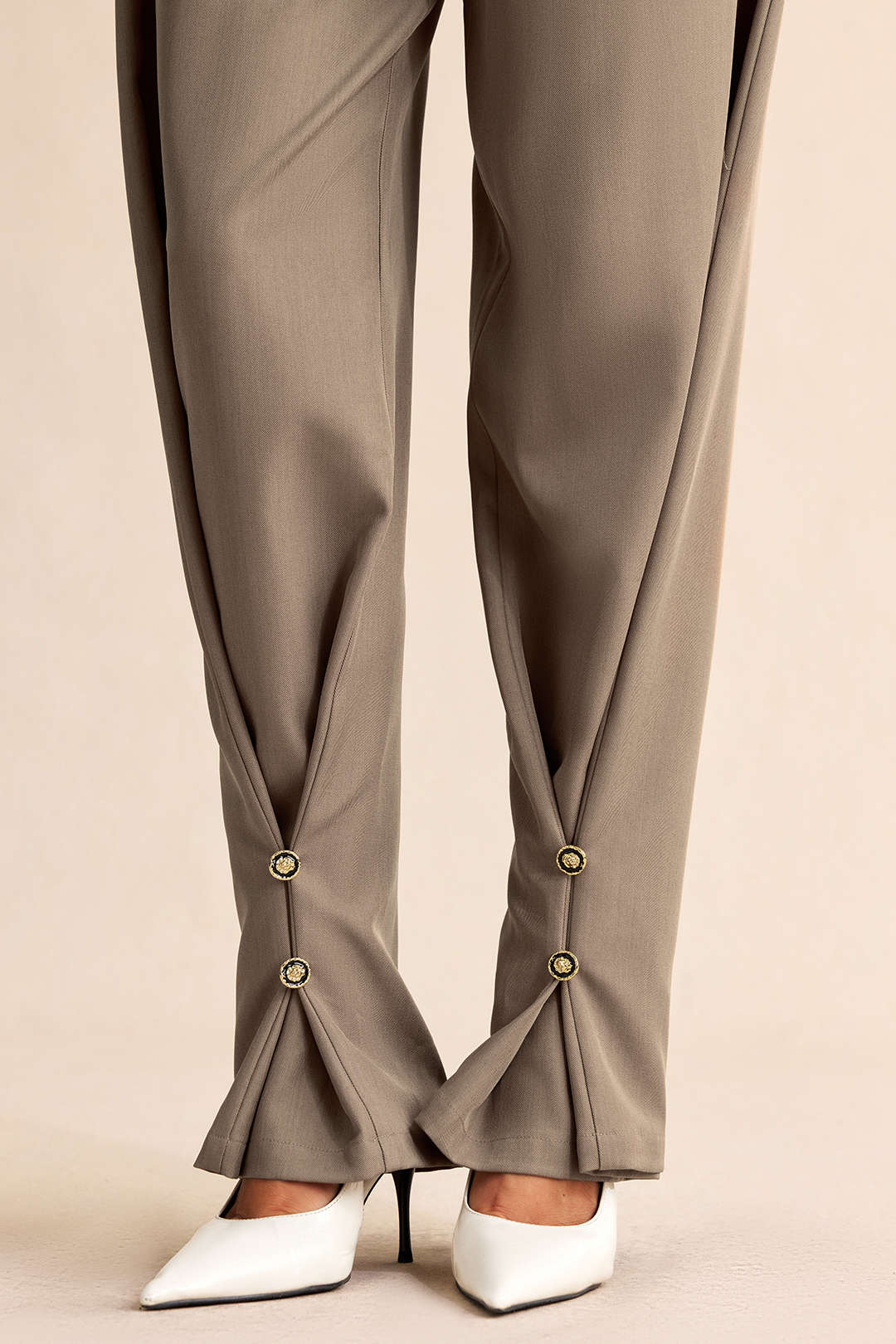 Broek met ruches, gedraaid detail en knoopdetail