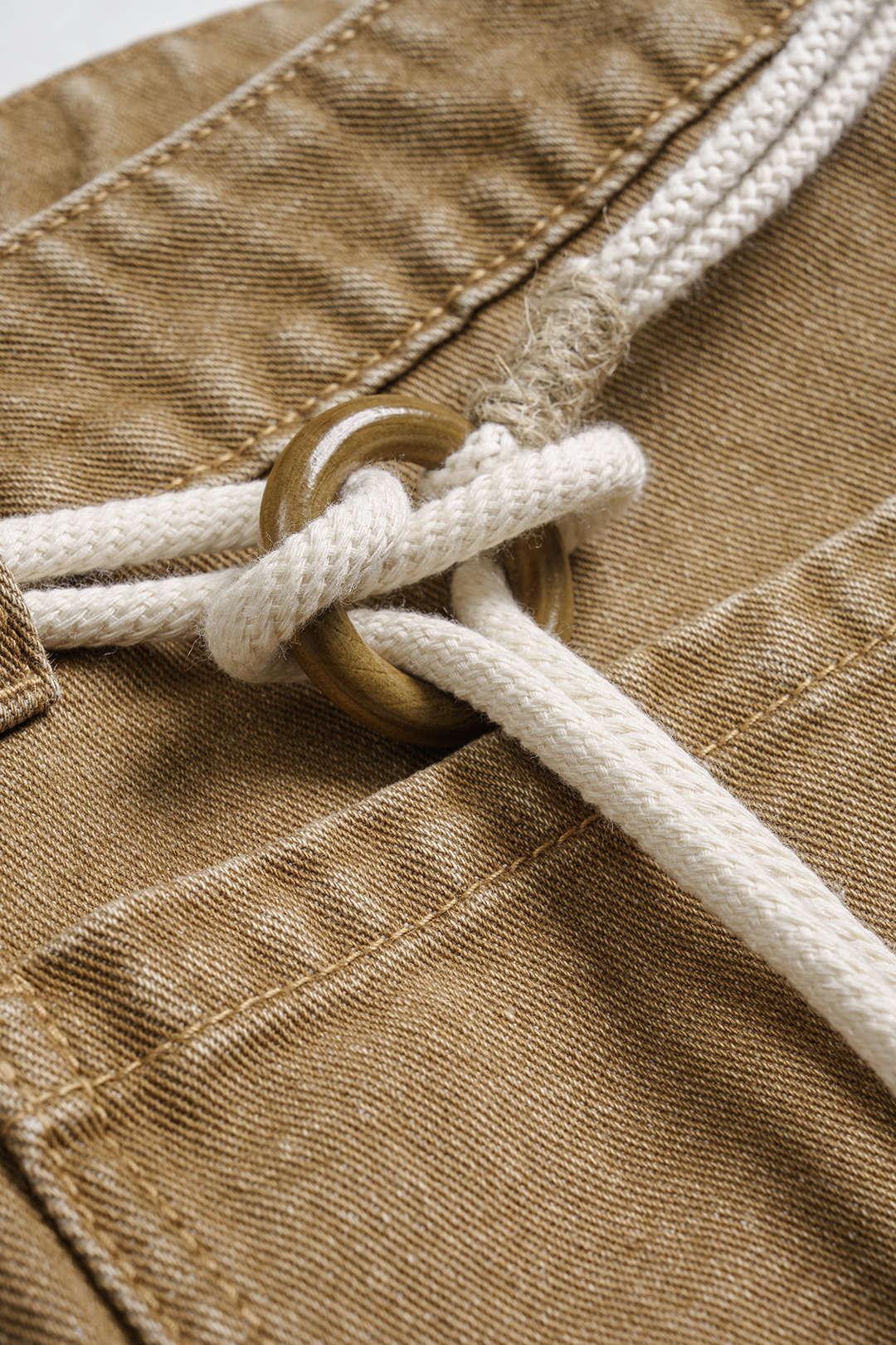 Jeans met kralen en riem