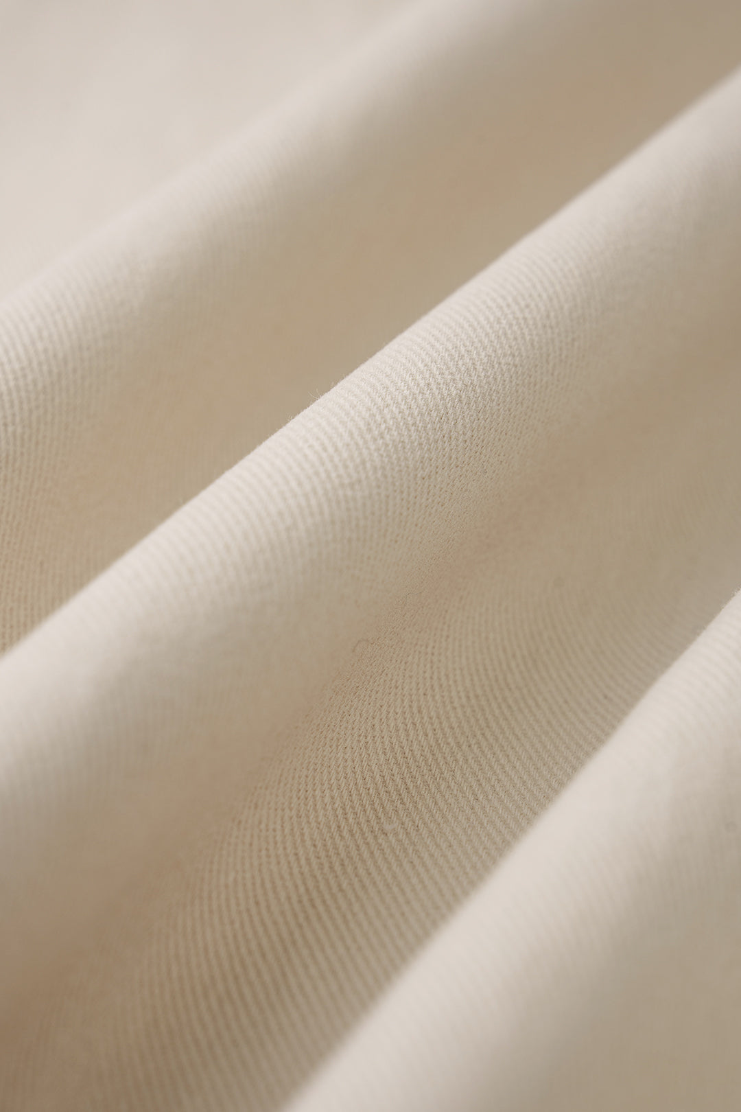 Broek met riem, zakken en wijde pijpen
