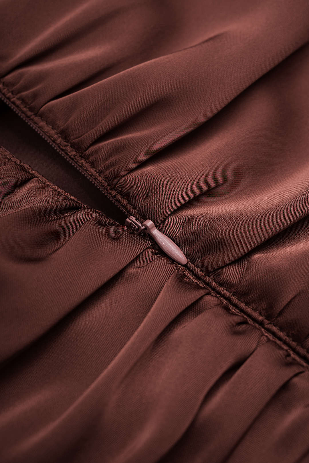 Satijnen metallic minijurk met ruches
