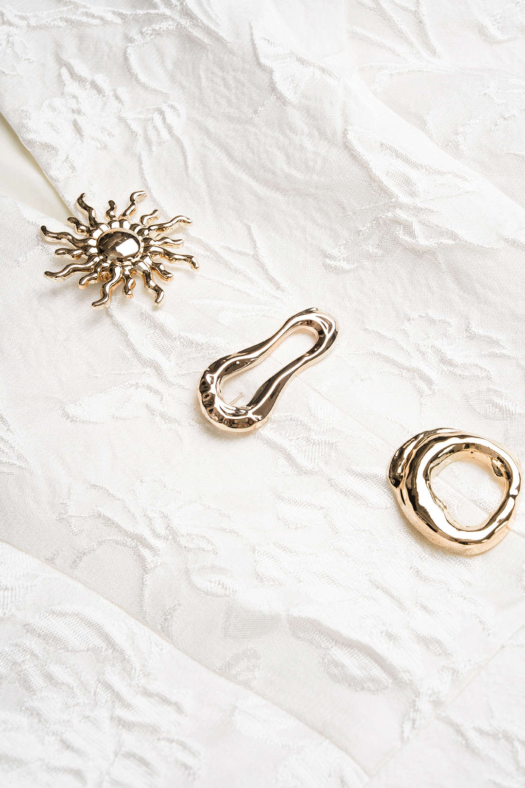 Jacquard metallic maxijurk met V-hals, knoopjes en ruches