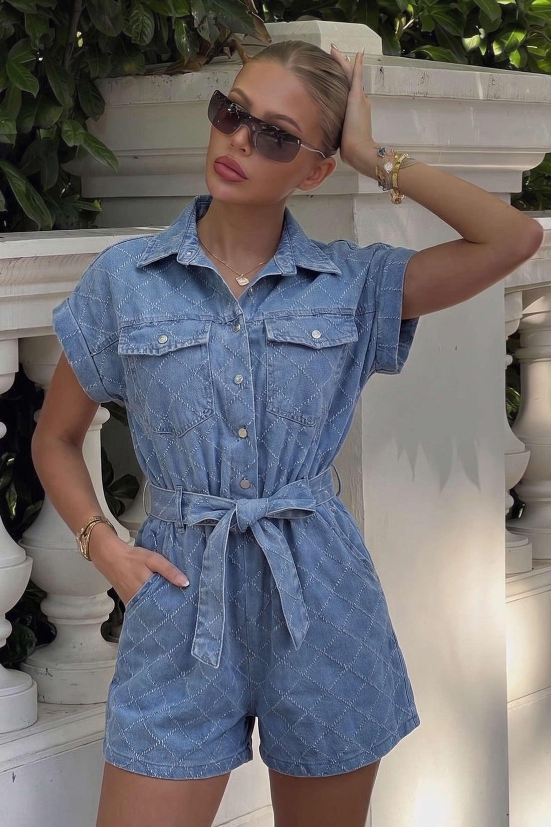 Denim playsuit met revers, riem en zakken