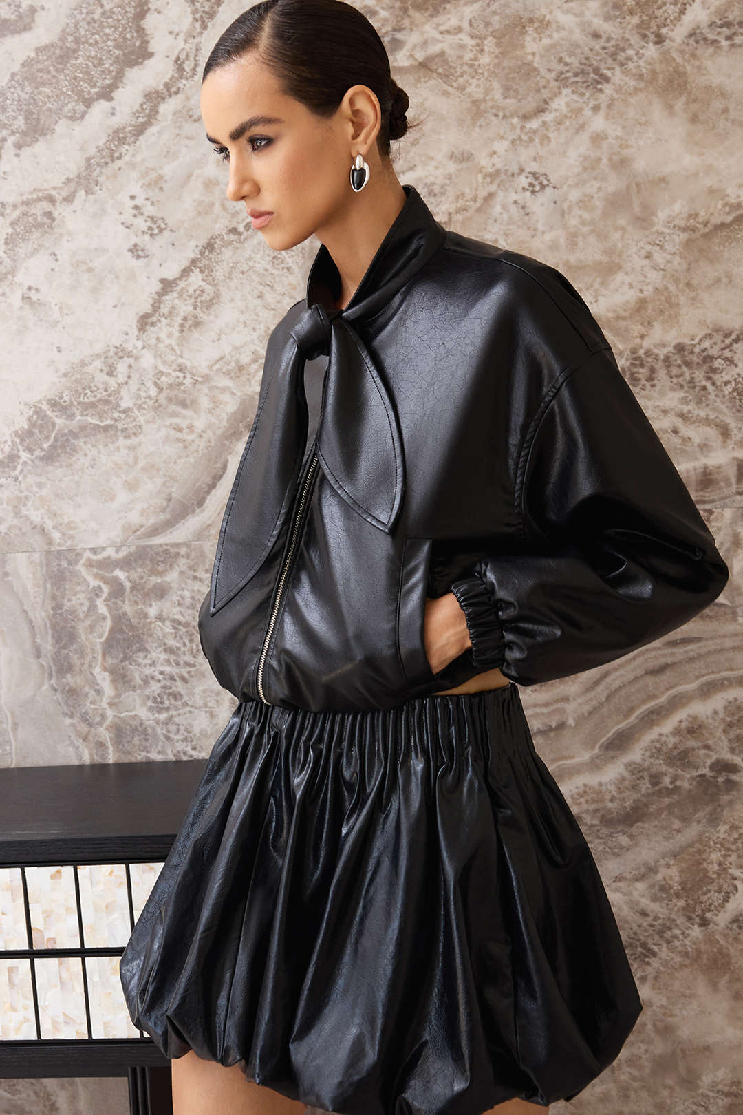 Leren-look jasje met knoopdetail en rits