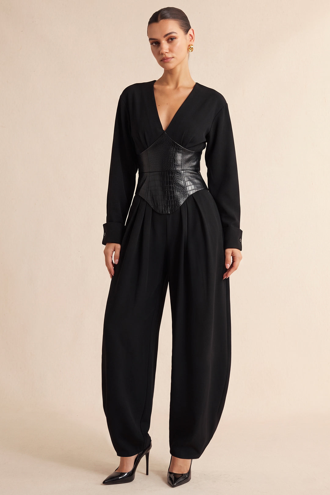 Jumpsuit met V-hals, imitatieleer en ballonpijpen
