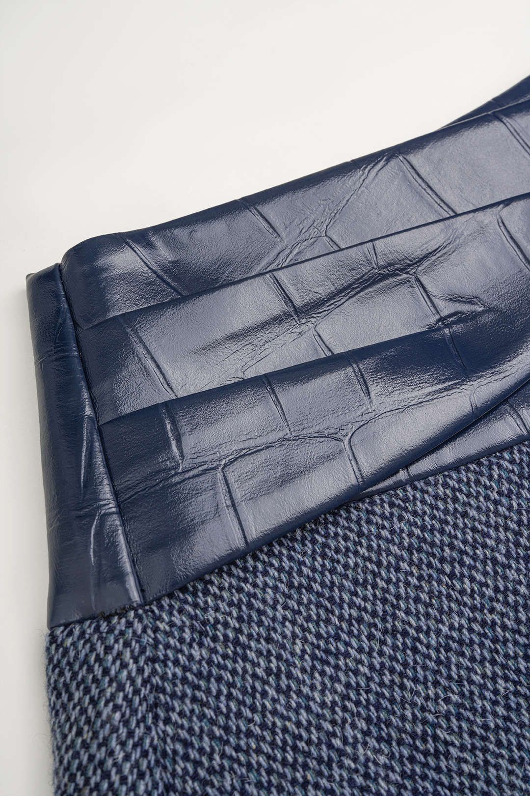 Abstracte print leren-look short met riem