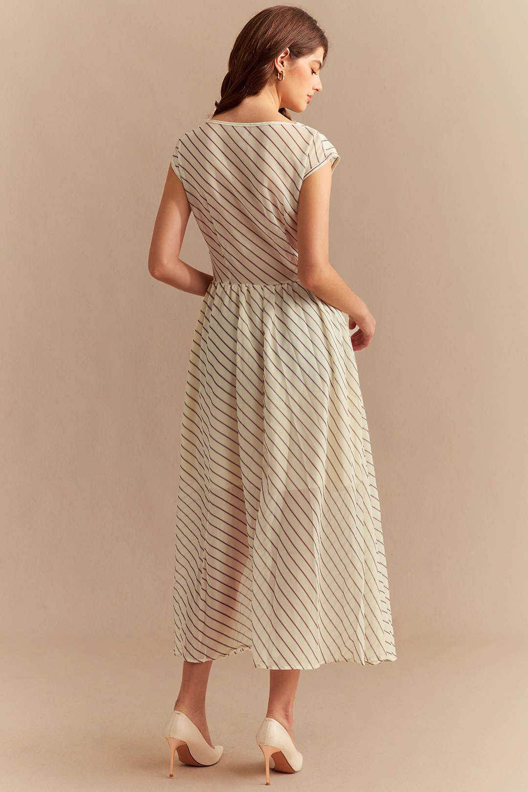 Gestreepte chiffon midijurk met drapering en watervalhals