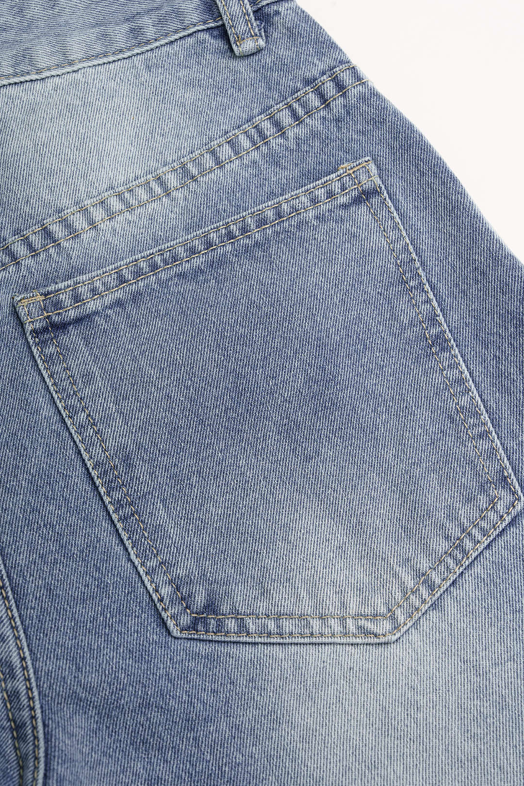 Jeans met rafelrand, zakken en wijde pijpen