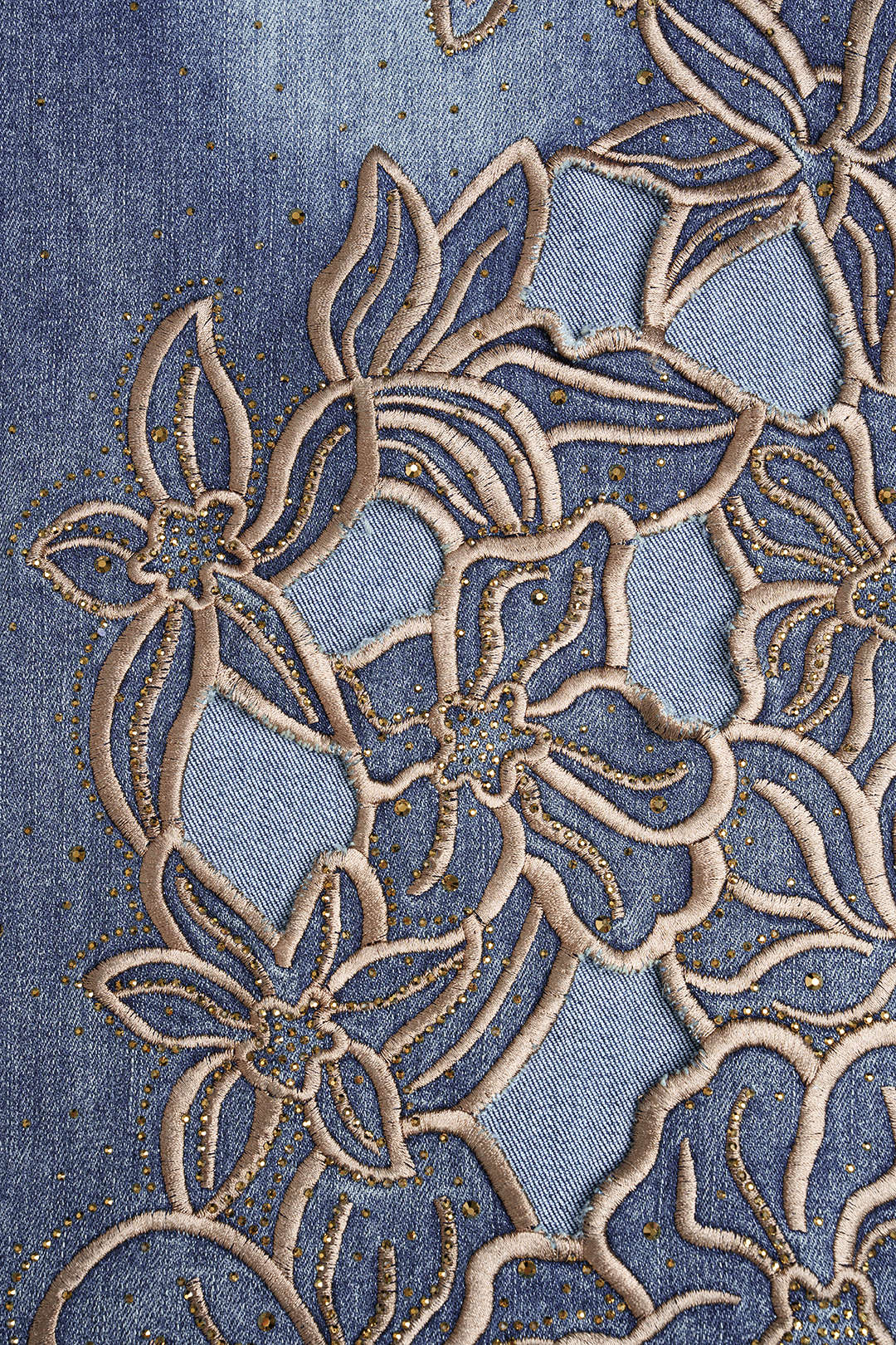 Jeans met borduursel, strass en uitsnijding