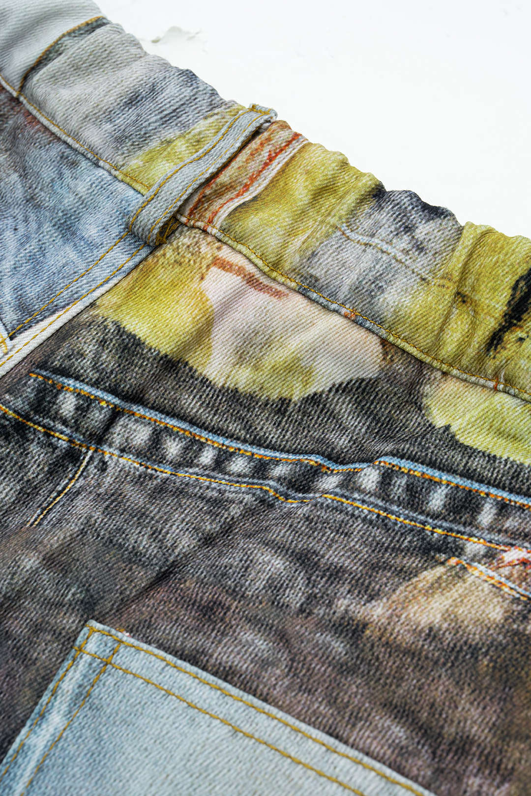 Abstracte print pantalon met knoopjes en wijde pijpen