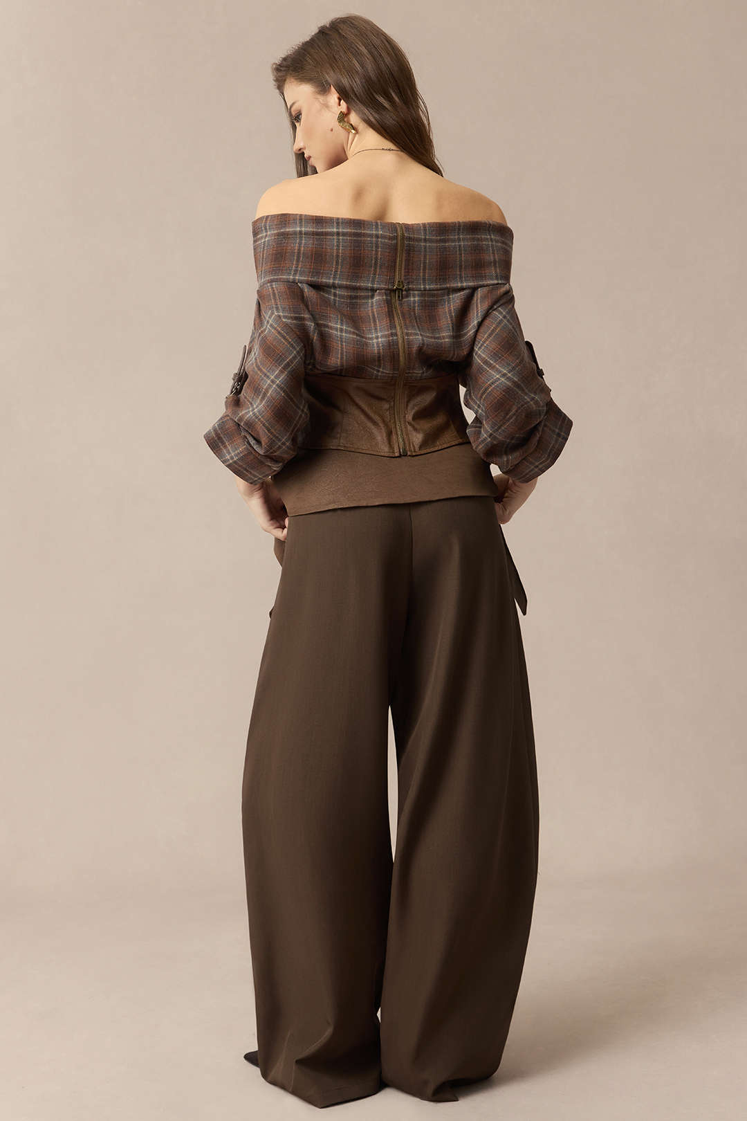 Geruite satijnen blouse met blote schouders en rits