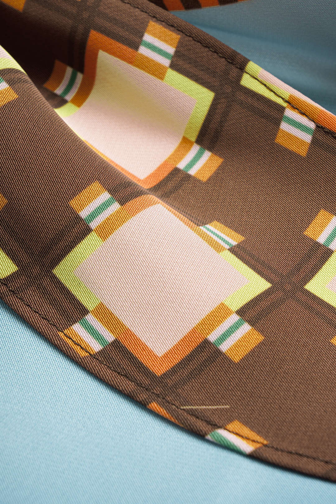 Geometrische satijnen top met V-hals en gedraaid detail