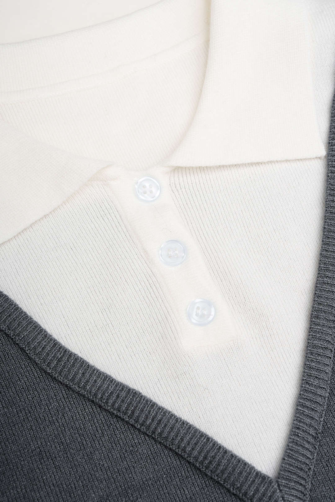 Gebreide patchwork top met knoopjes, revers en lange mouwen