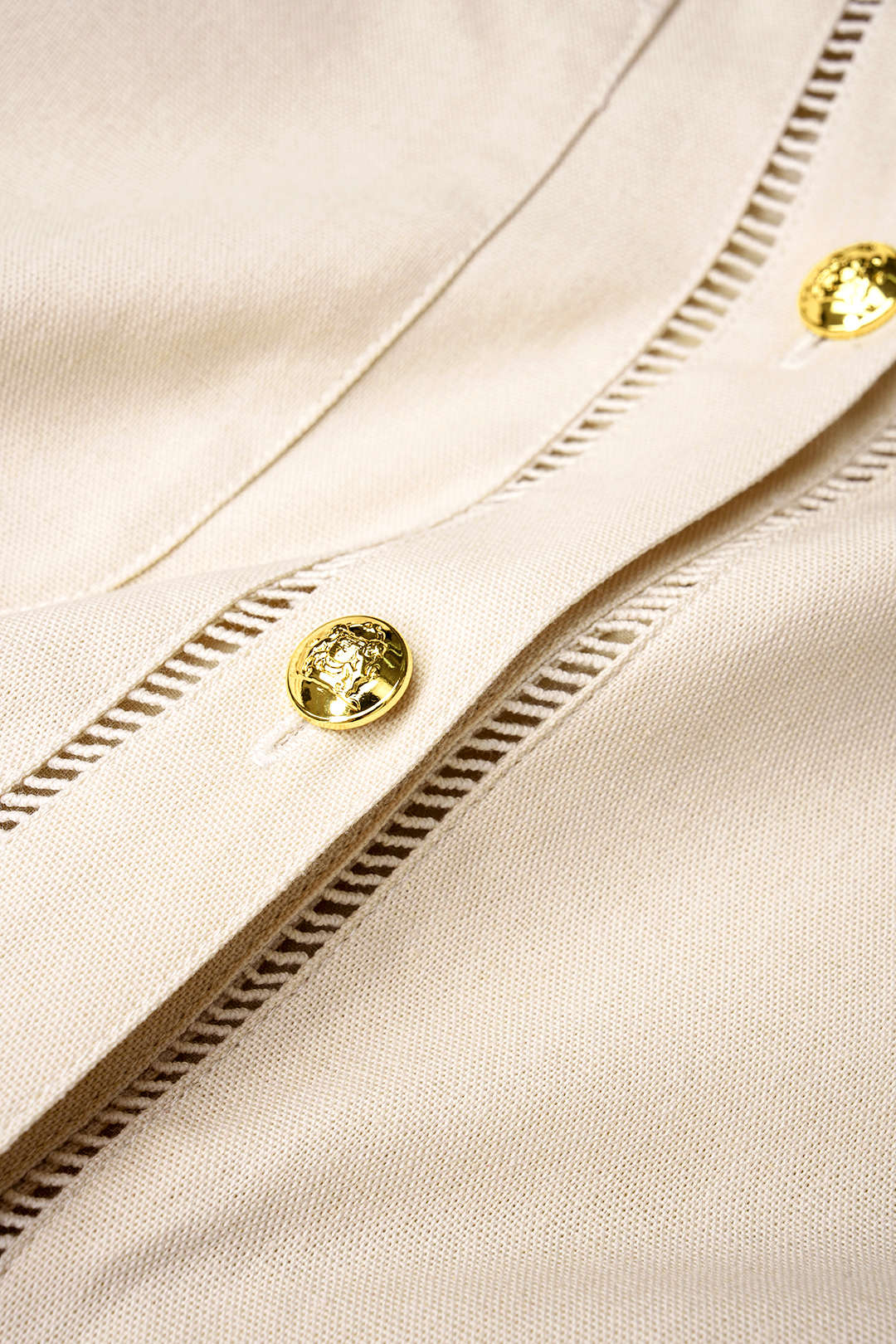 Blouse met kanten rand, uitsnijding en knoopjes