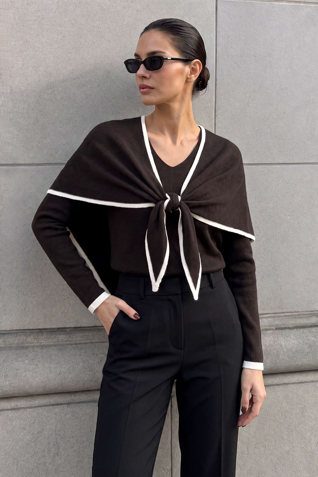 Gebreide top met V-hals, knoopdetail en lange mouwen