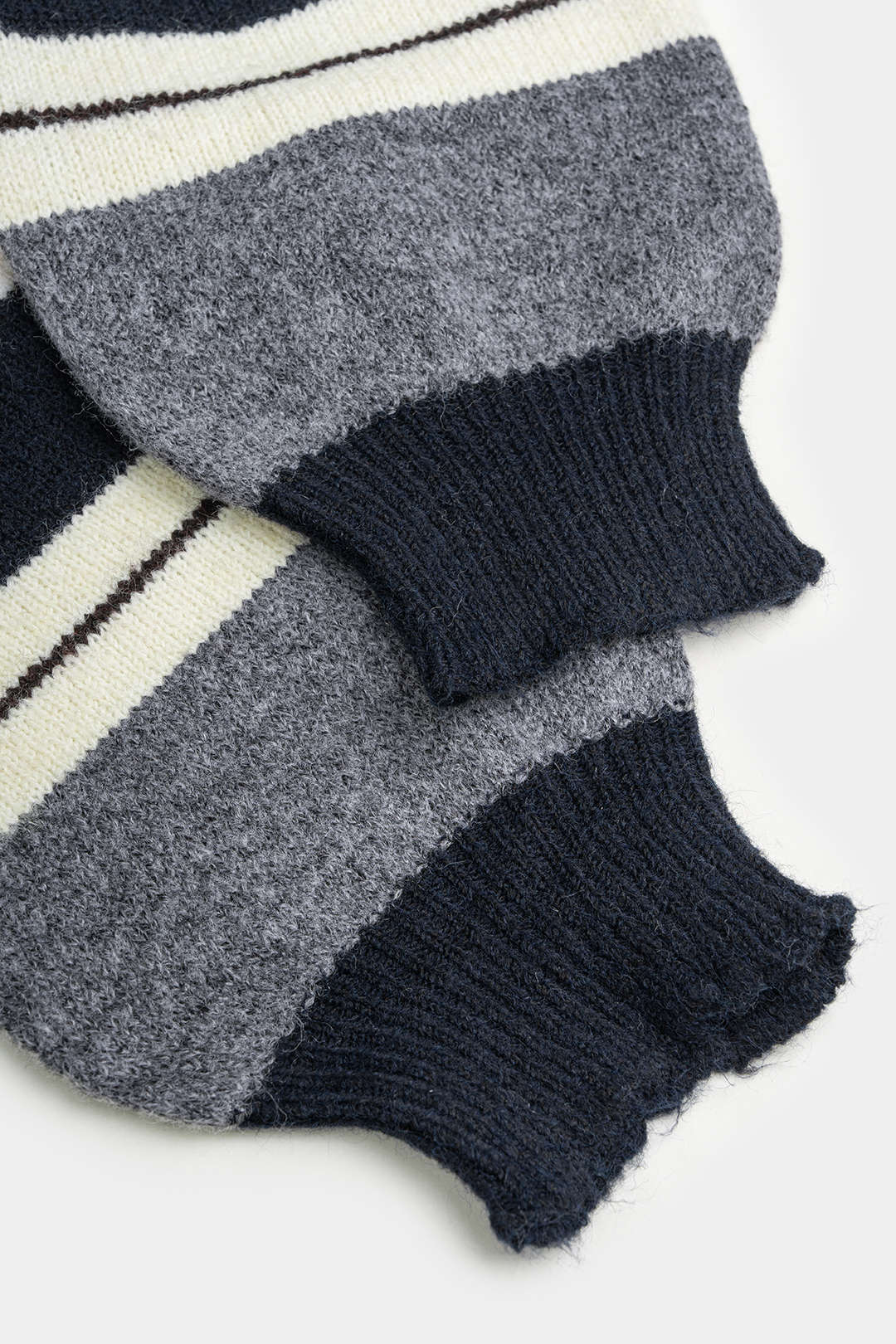 Gebreide gestreepte top met revers, knoopjes en lange mouwen