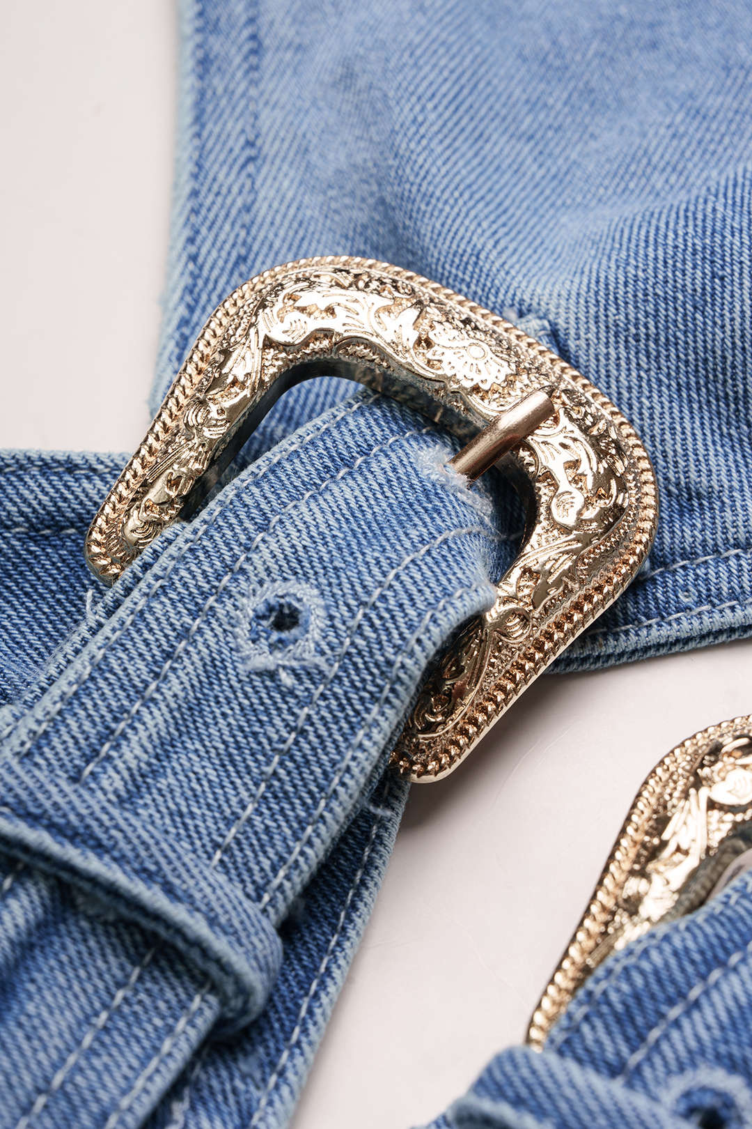 Denim mouwloze jurk met halternek, V-hals en uitsnijding