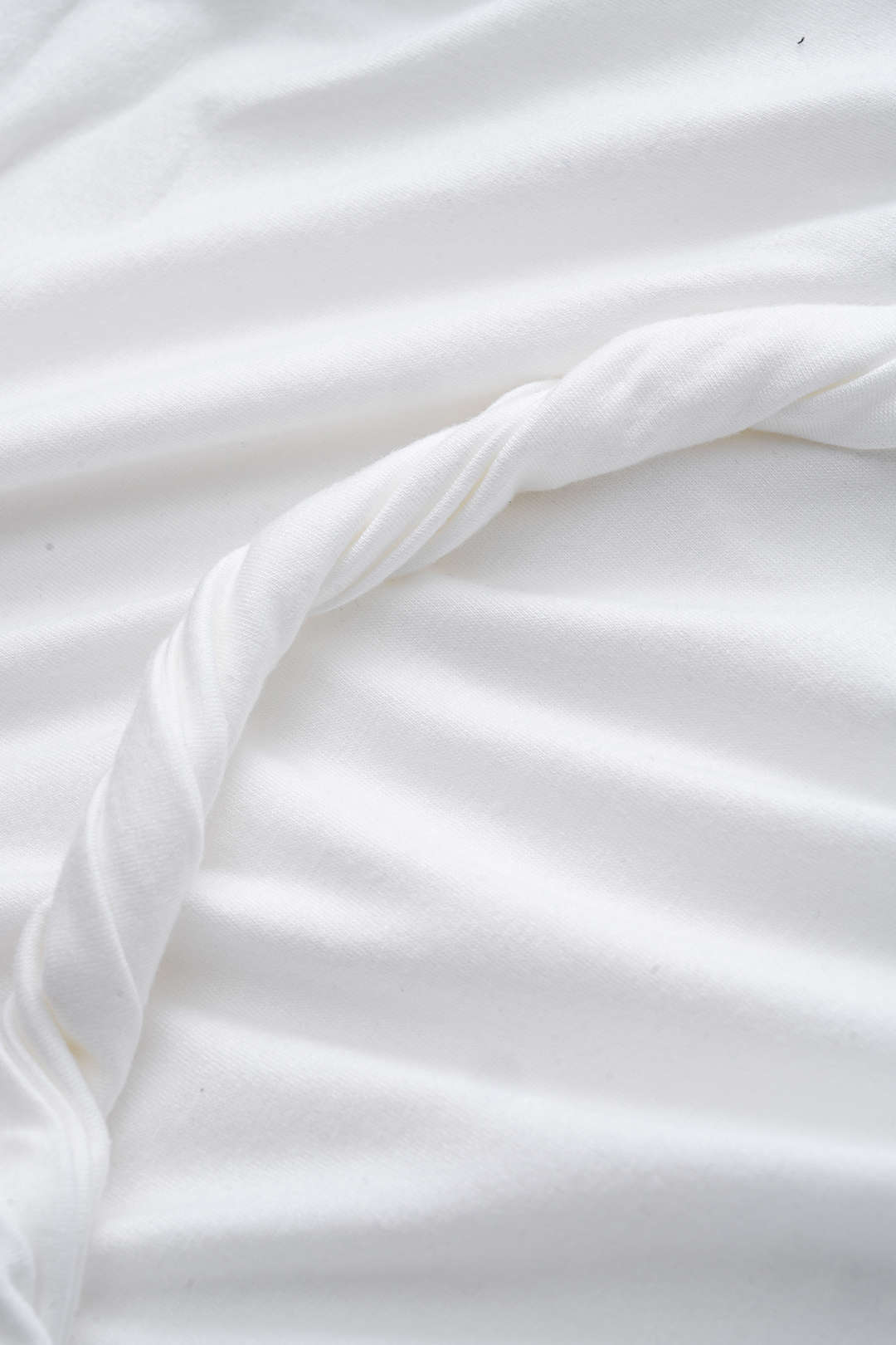 Effen T-shirt met gedraaid detail en ronde hals