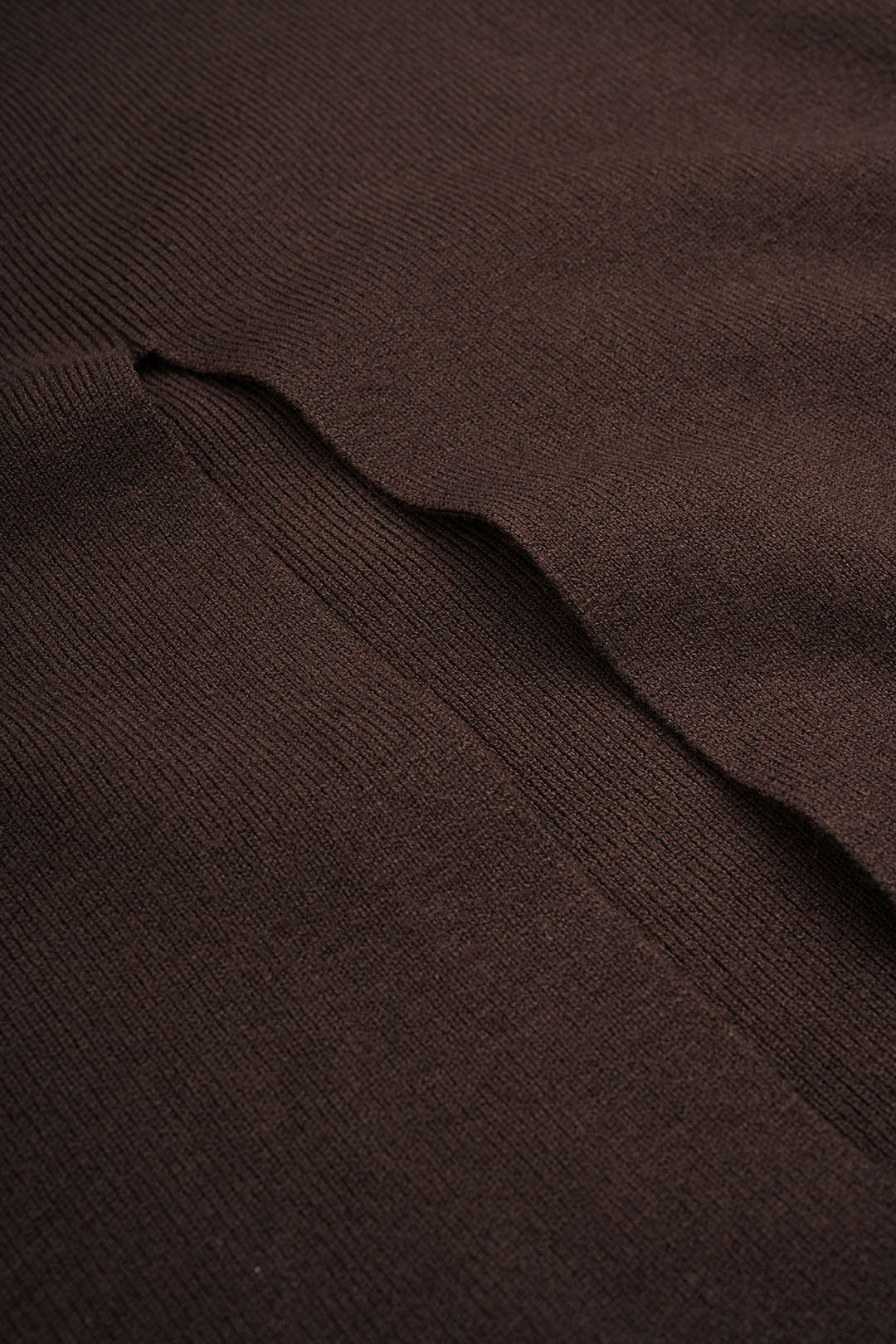 Gebreide asymmetrische maxijurk met riem en lange mouwen