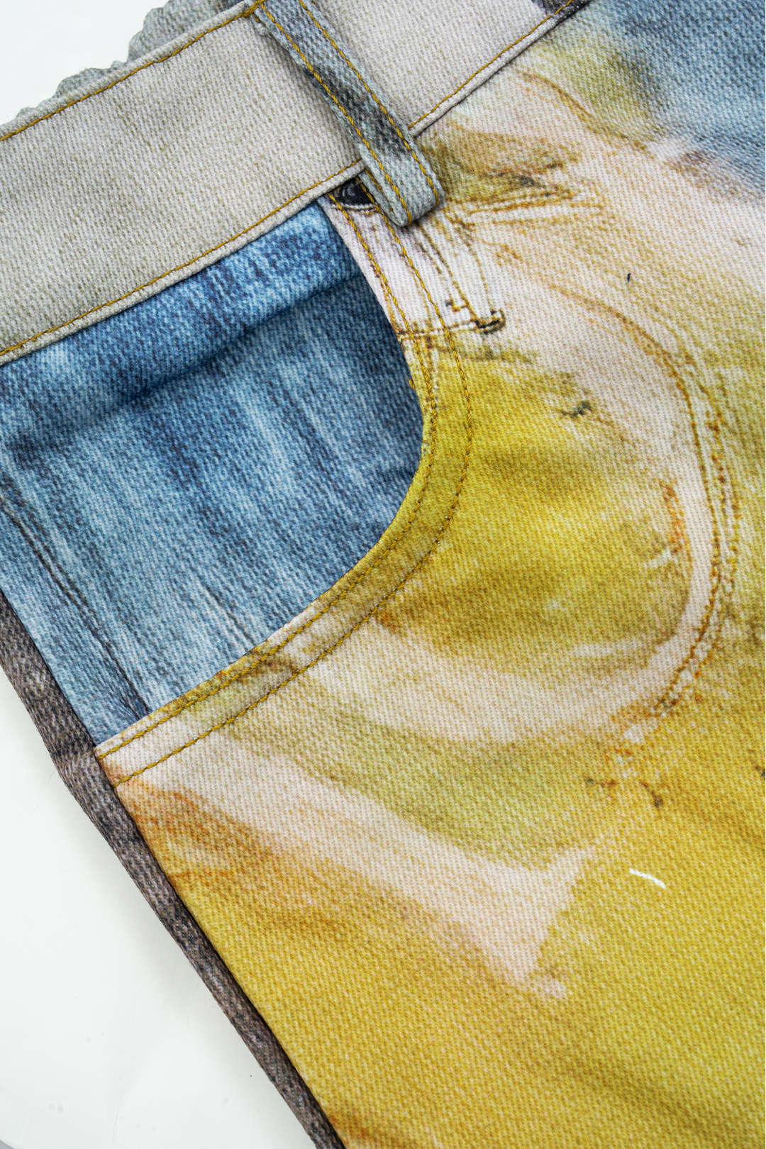 Abstracte print pantalon met knoopjes en wijde pijpen