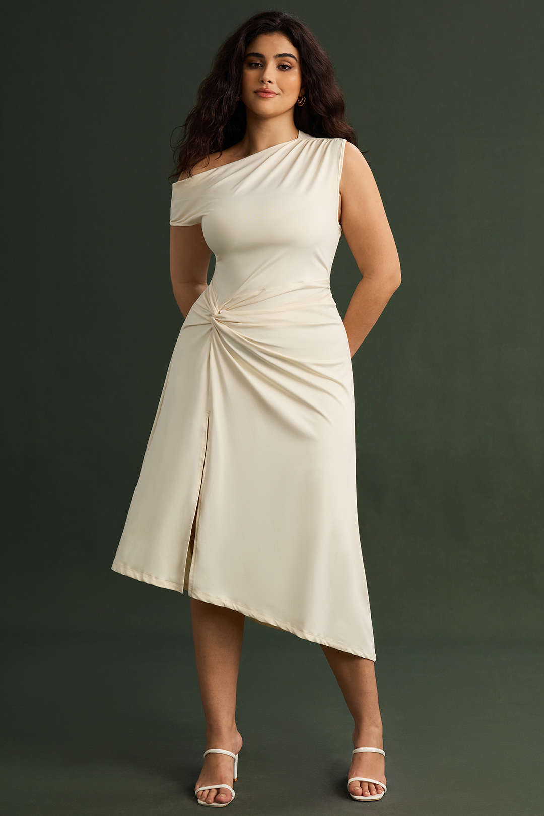 Hailey - Asymmetrische mouwloze midijurk met ruches