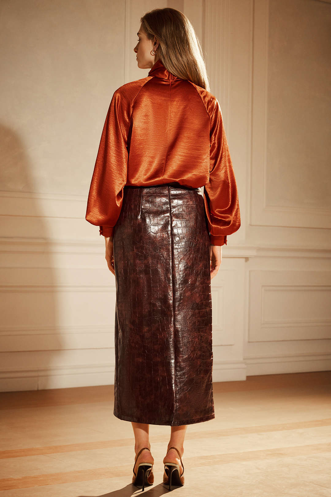 Satijnen blouse met strik, franjes en lange mouwen