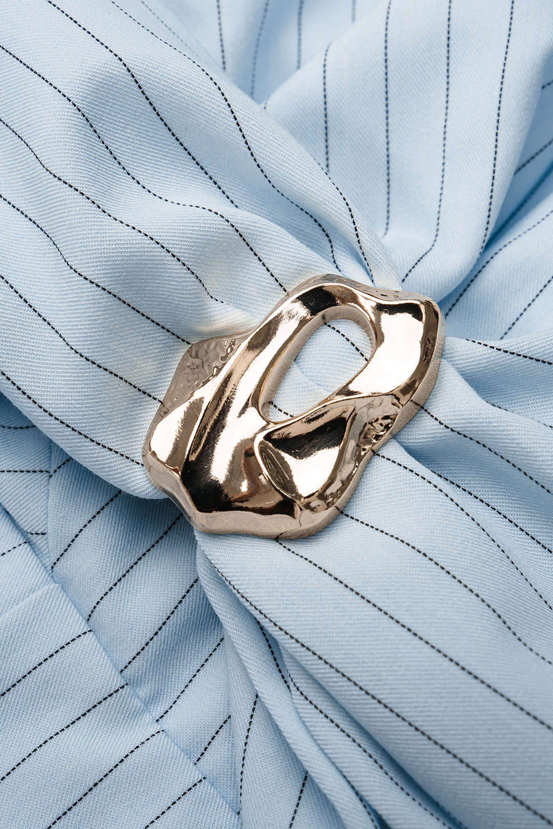 Gestreepte metallic playsuit met halternek en V-hals