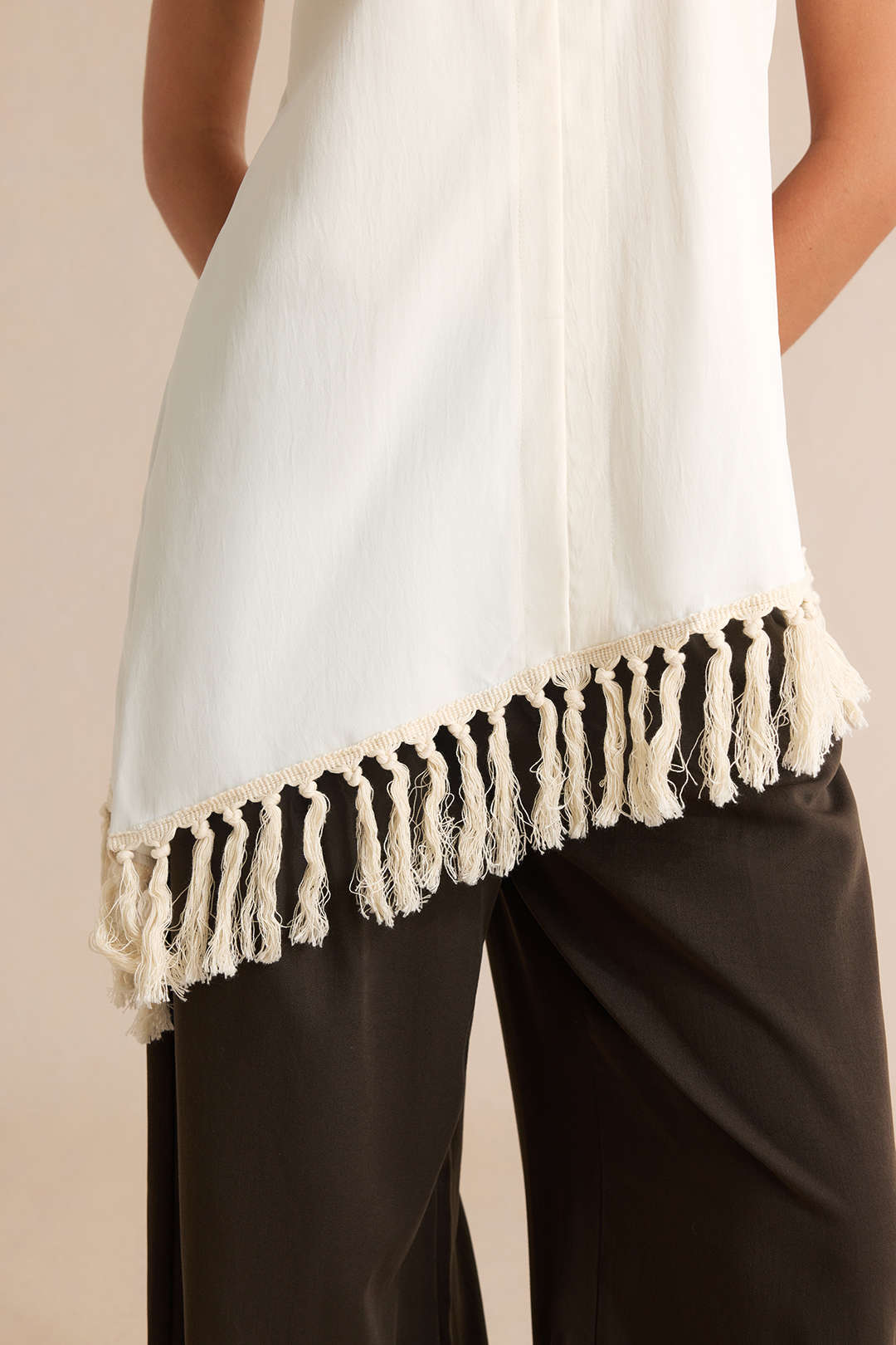 Asymmetrische tanktop met halternek, V-hals en franjes