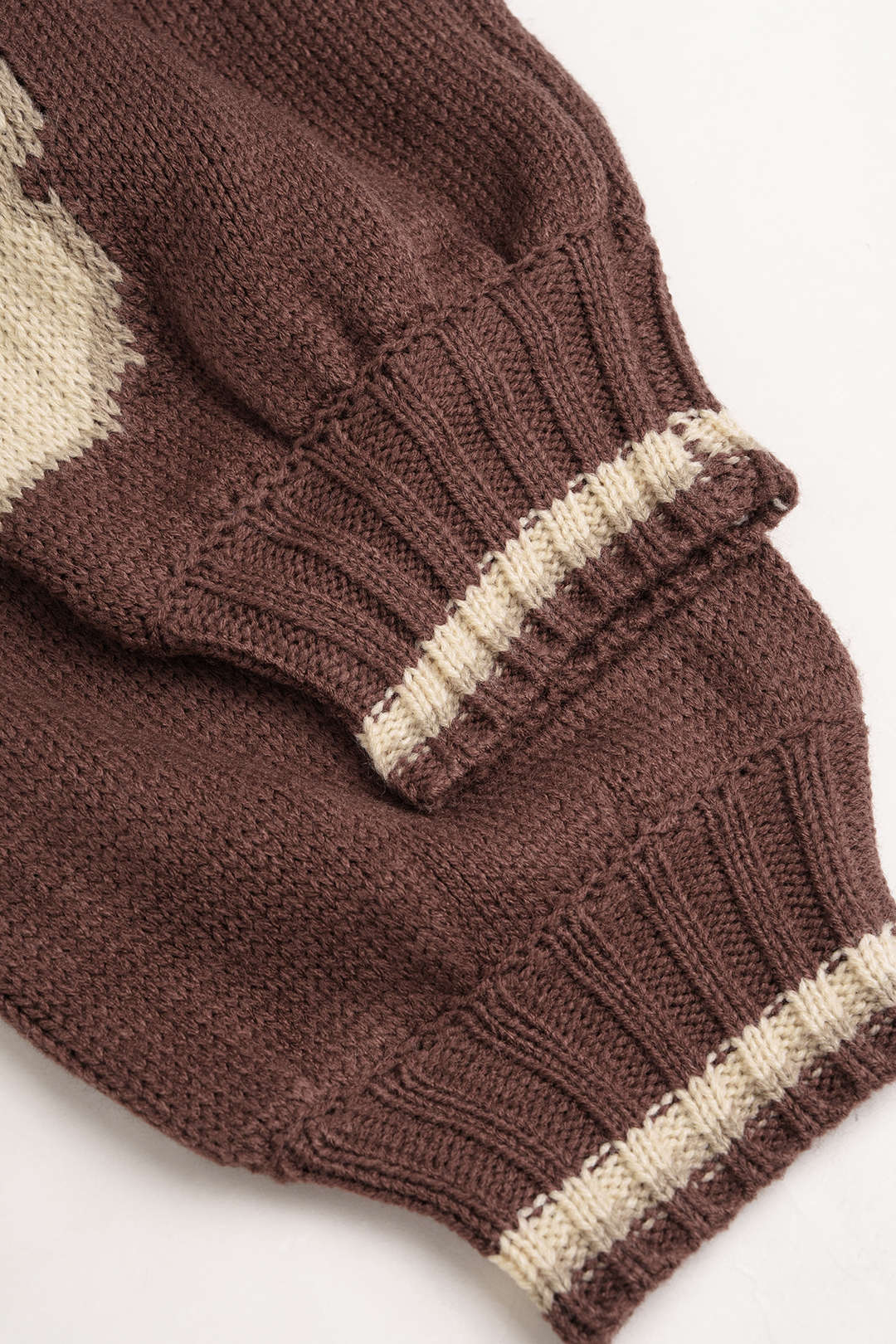 Gebreid jacquard vest met knoopjes en V-hals
