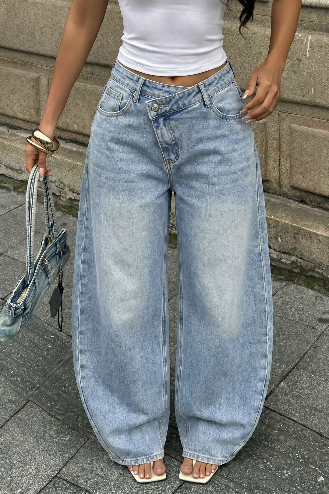 Asymmetrische jeans met knoopjes en ballonmodel