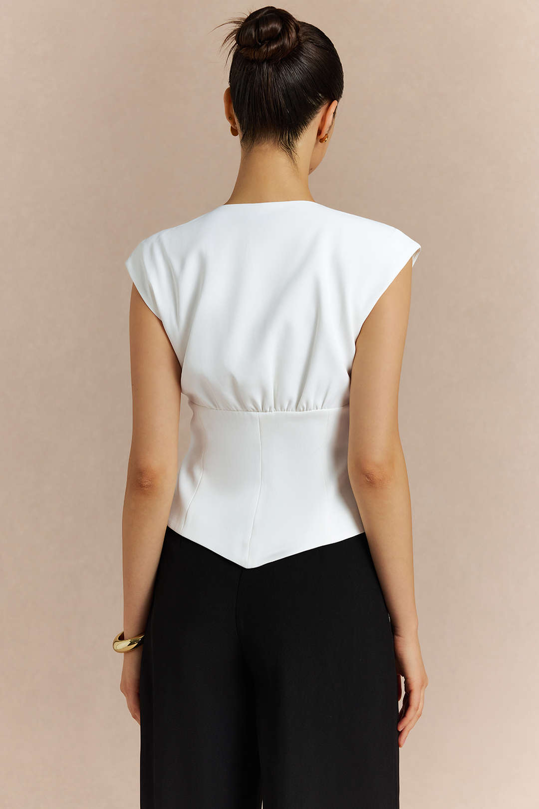 Metallic tanktop met knoopjes en V-hals