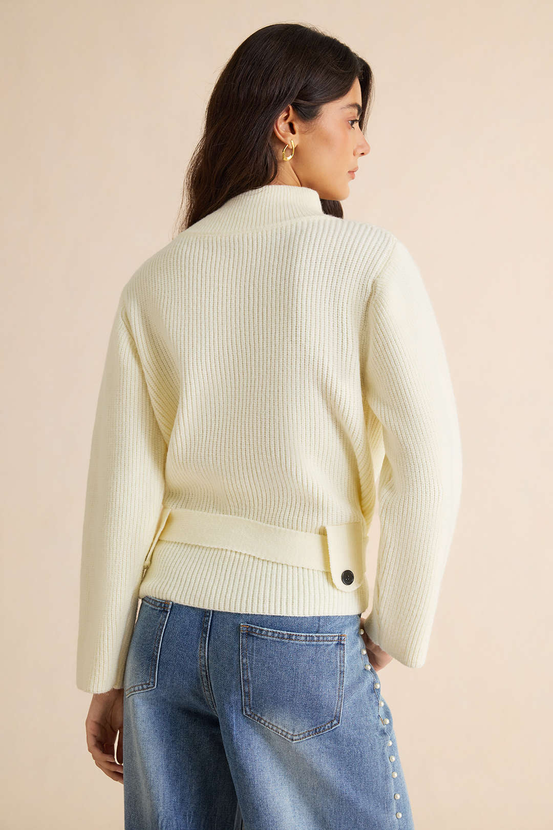 Gebreide top met riem, knoopjes en lange mouwen