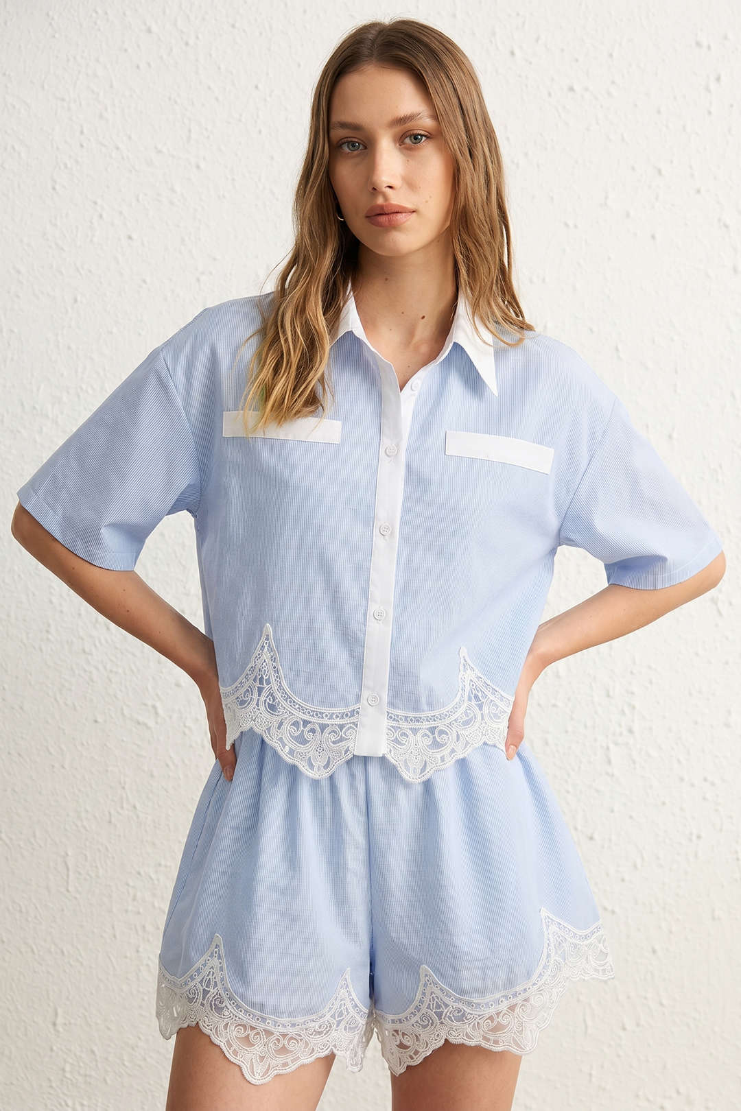 Gestreepte patchwork blouse met kant en korte mouwen