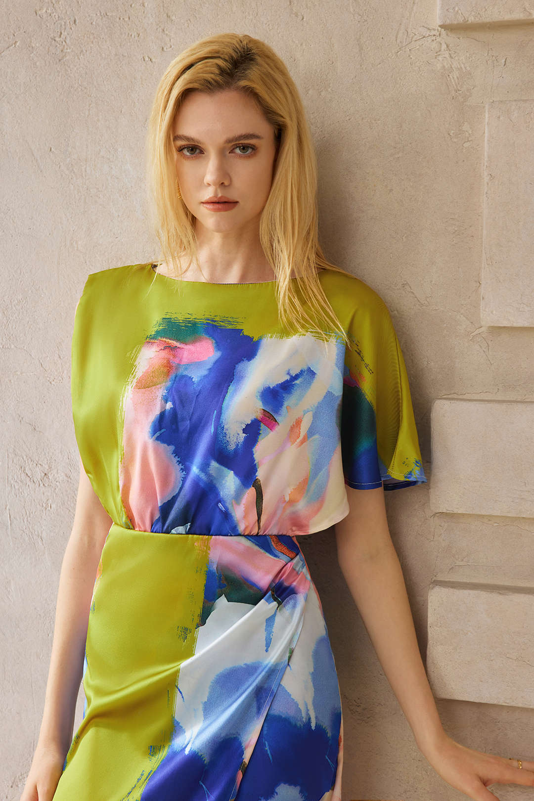 Abstracte print satijnen maxijurk met korte mouwen