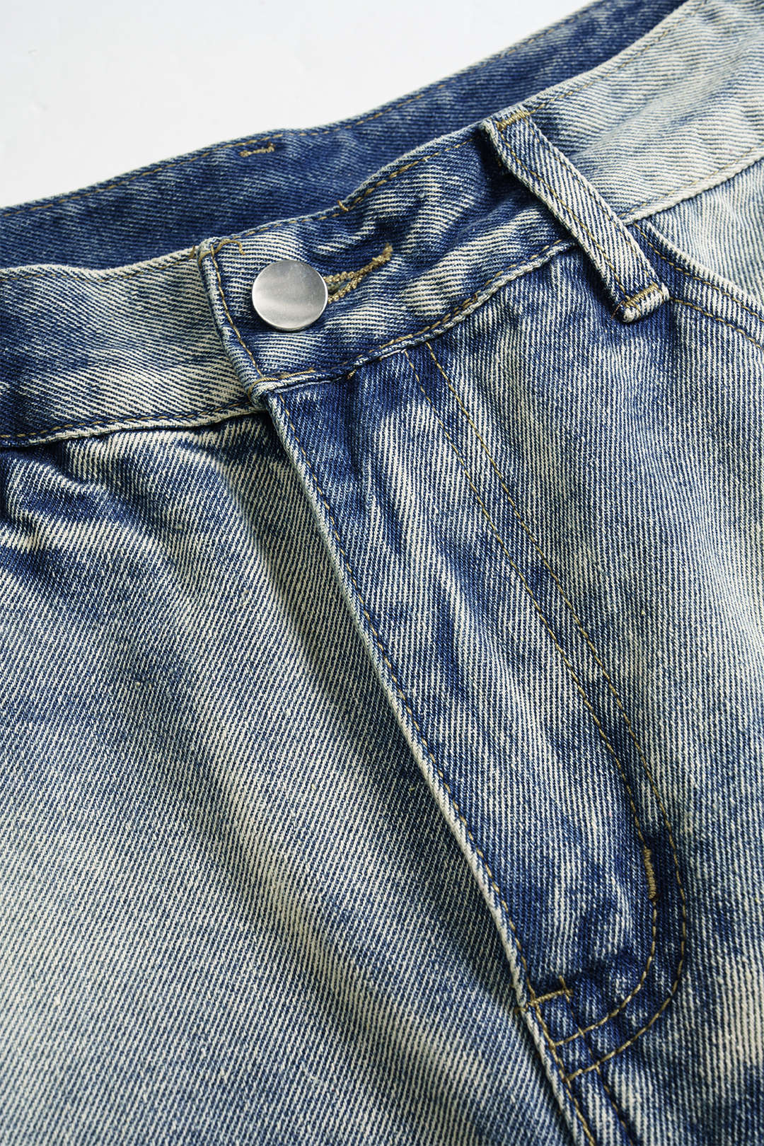 Camouflage jeans met knoopjes en zakken